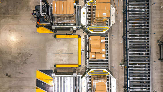 Overview of the split case picking station inside the Leroy Merlin distribution center