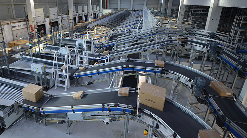 Overview of the conveyor belts with cardboard boxes at the Mango distribution center