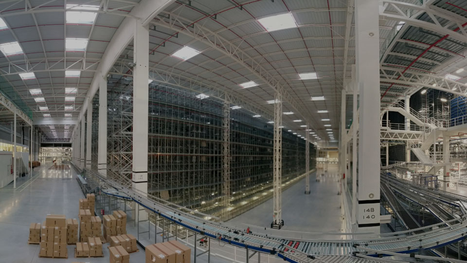 Panoramic picture with an overview of the Mango distribution center with conveyors