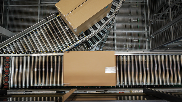 Two boxes moving on different layers of TGW Logistics' KingDrive conveyor systems