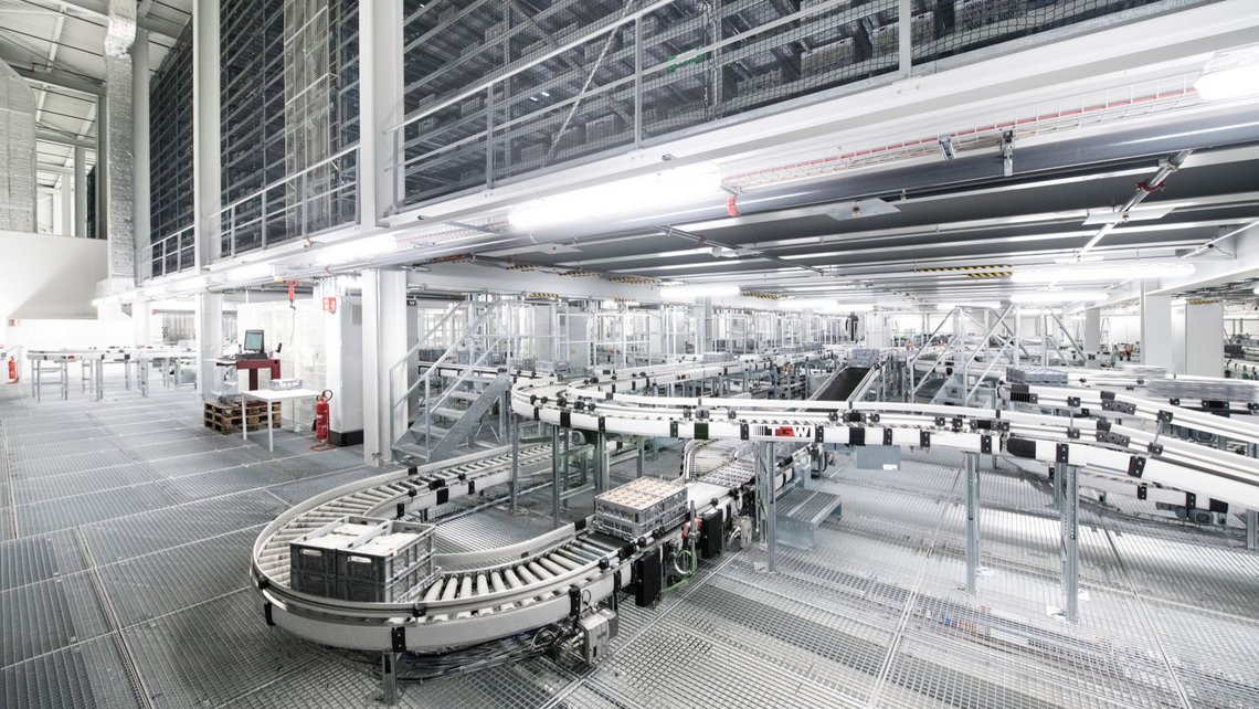 Overview of the conveyor belt and rackings inside the Coop distribution center