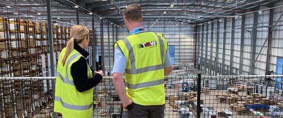 Key figures of Hachette and TGW in conversation on the bridge in the distribution centre