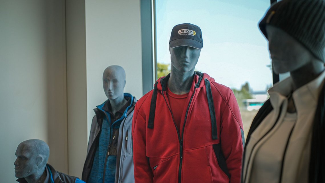 Mannequins wearing dassy caps as a showmodel in the store