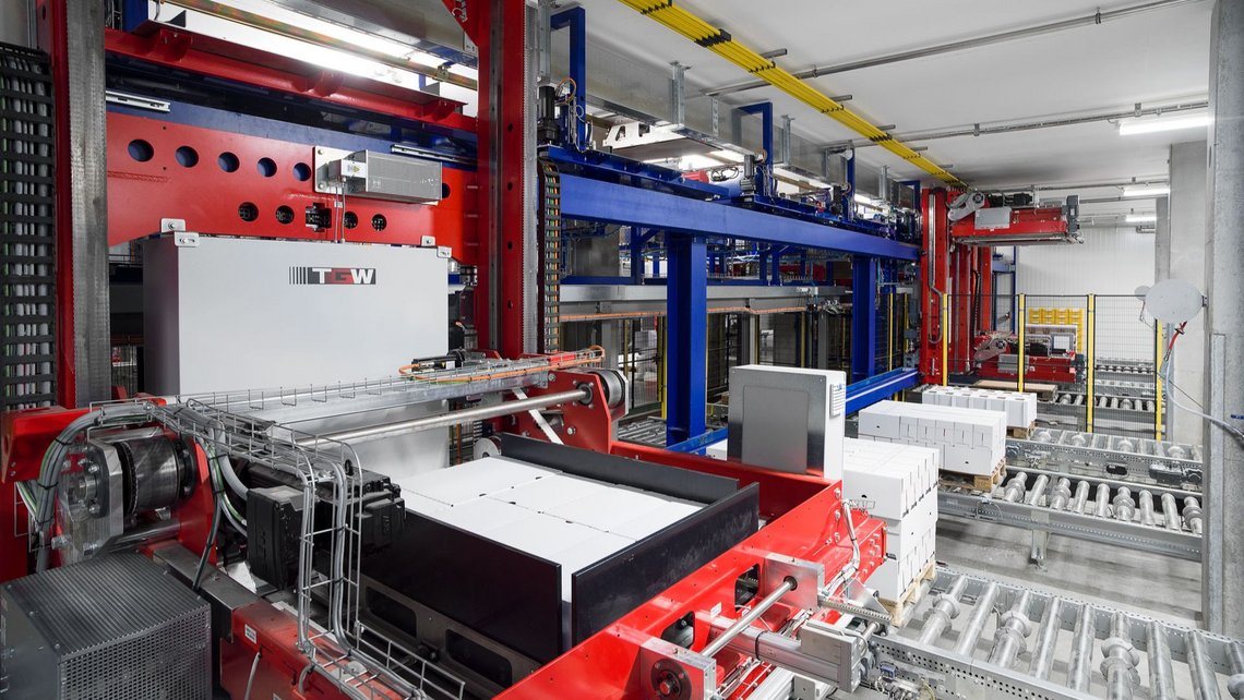 Boxes are positioned on pallets using palletizing robots