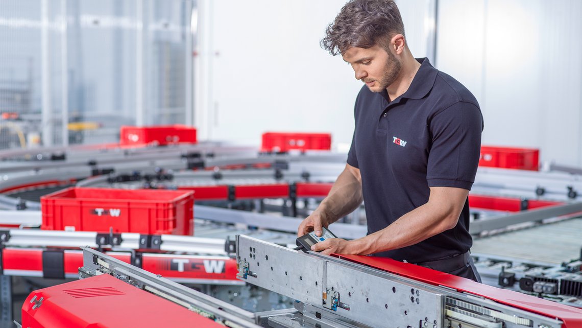 [Translate to Spain:] Red conveyor maintenance