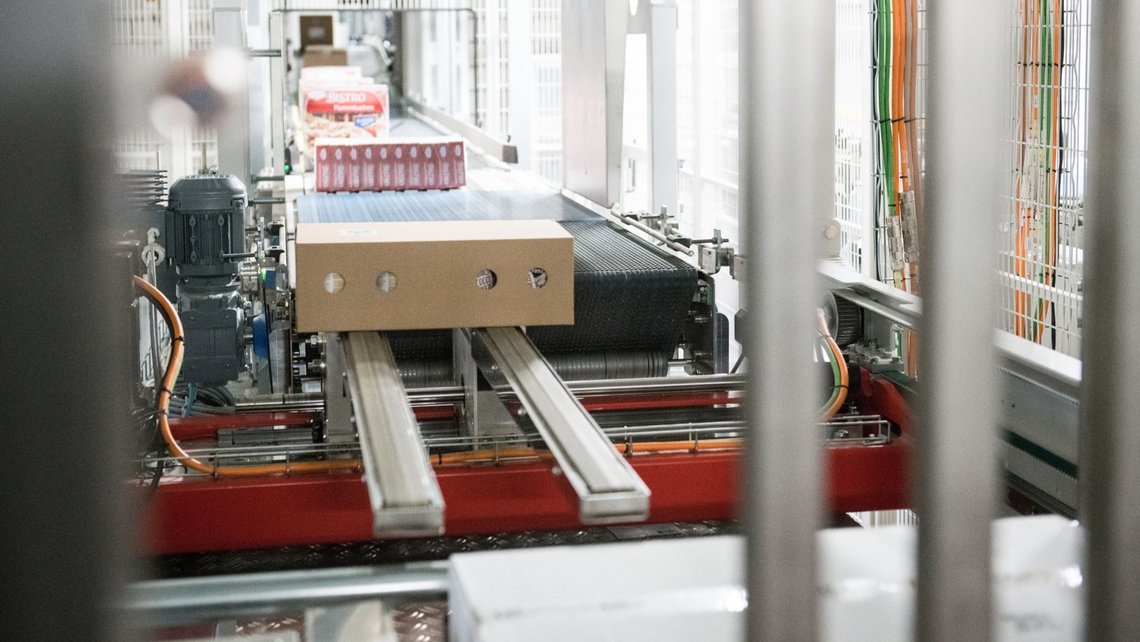 Carbboard box travelling on a conveyor belt